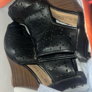 Women’s wedges size 7 1/2